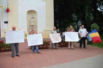 Protest în fața Bisericii Catolice
