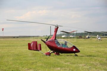 Unul dintre girocopterele cu care străinii fac acest raid aerian