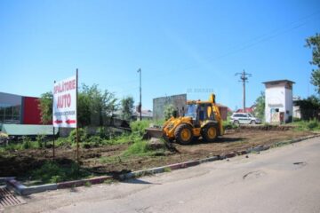 Ieri, un buldozer nivela deja terenul, scoțând și rădăcinile arborilor, pentru ca în scurt timp, acolo să fie amenajată o nouă vulcanizare