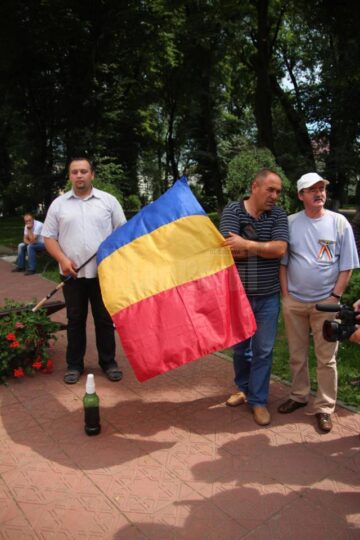 Protest în fața Bisericii Catolice