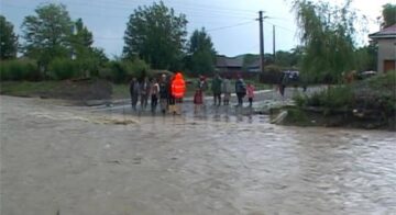 Ieri după-amiază, gheața cât oul de porumbel a făcut prăpăd la Cornu Luncii