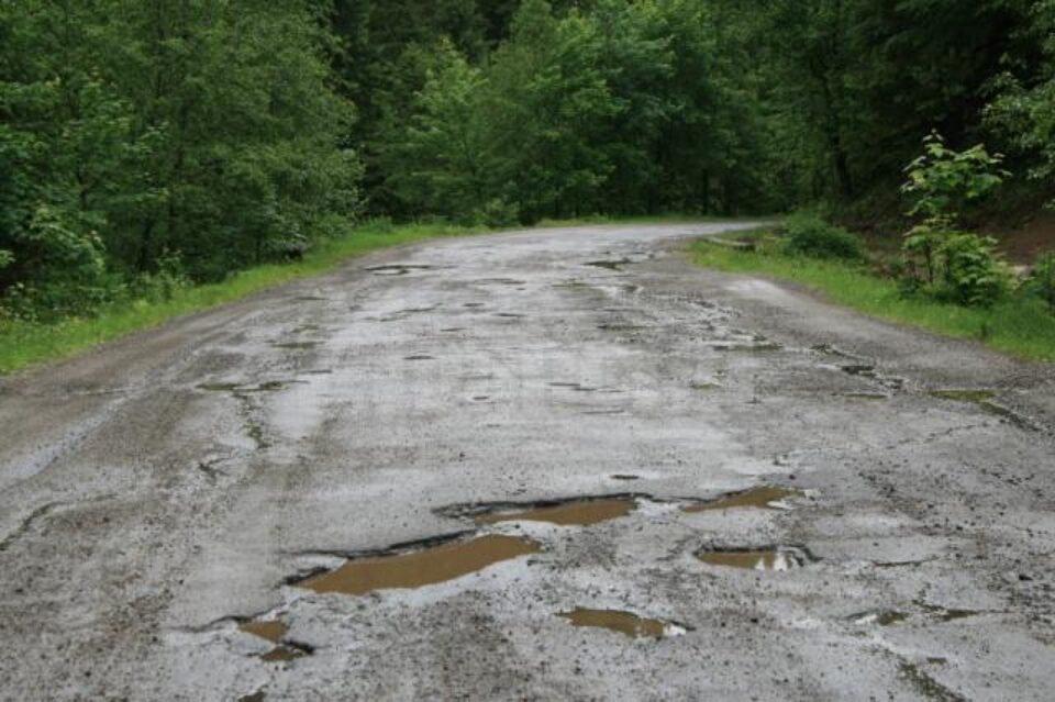 Drumul nu a mai fost asfaltat cap-coadă dinainte de 1989
