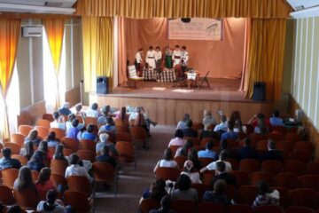 Pe scena Centrului Cultural “Grigore Vasiliu Birlic” Fălticeni au urcat tinerii cu vârste cuprinse între 15 și 25 de ani