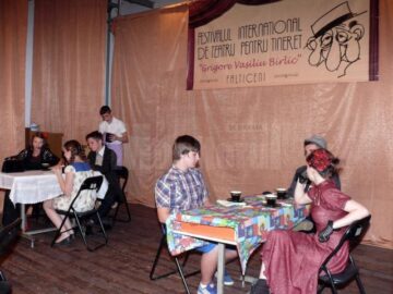 Pe scena Centrului Cultural “Grigore Vasiliu Birlic” Fălticeni au urcat tinerii cu vârste cuprinse între 15 și 25 de ani