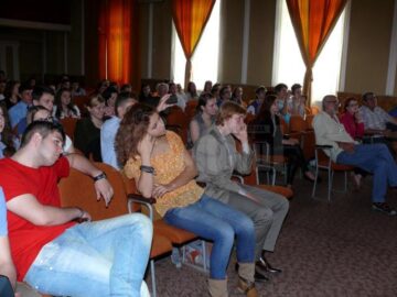 Pe scena Centrului Cultural “Grigore Vasiliu Birlic” Fălticeni au urcat tinerii cu vârste cuprinse între 15 și 25 de ani
