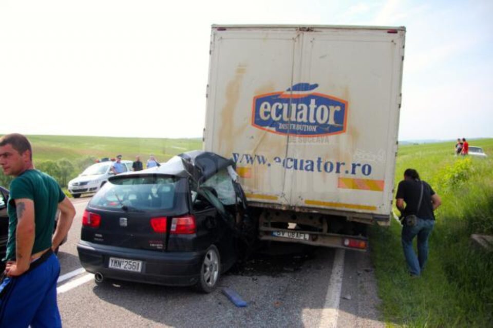 Partea dreapta față a autoturismului Seat Ibiza a fost transformată într-un morman de fiare contorsionate