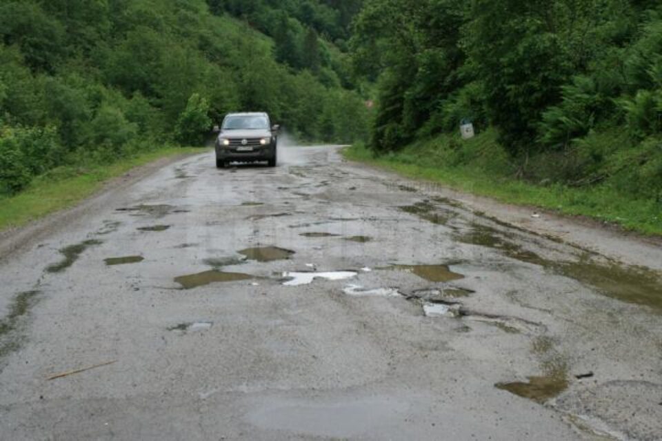 Drumul Frasin – Broșteni este plin de gropi