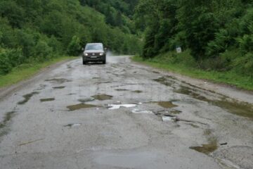 Drumul Frasin – Broșteni este plin de gropi