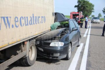 Partea dreapta față a autoturismului Seat Ibiza a fost transformată într-un morman de fiare contorsionate