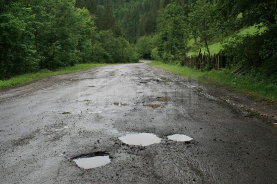 Drumul Frasin – Broșteni este plin de gropi