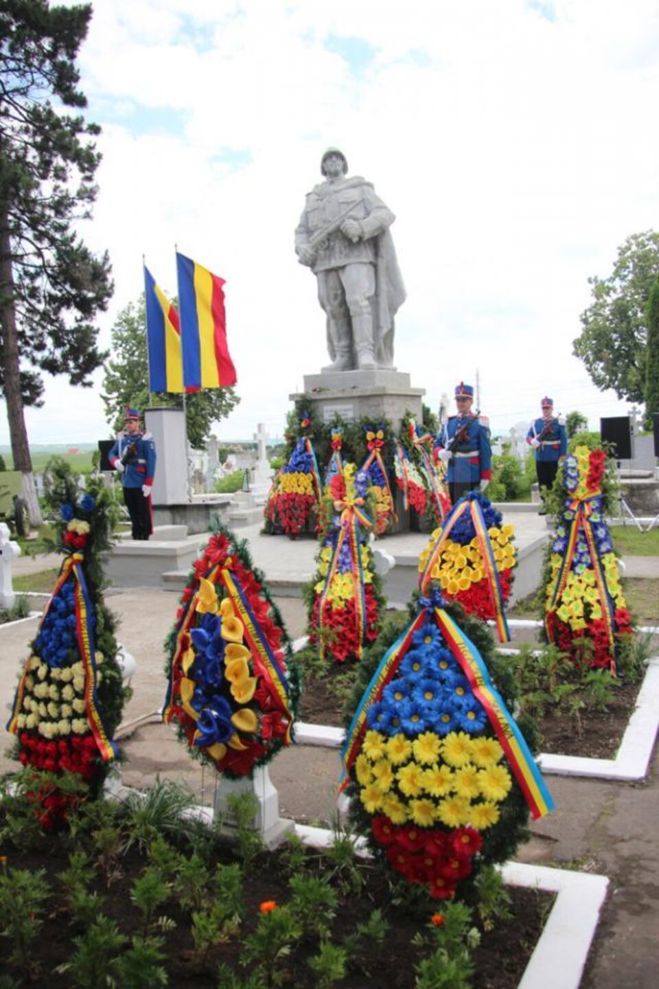 Ziua Eroilor Neamului, marcată la monumentul de la Cimitirul Pacea
