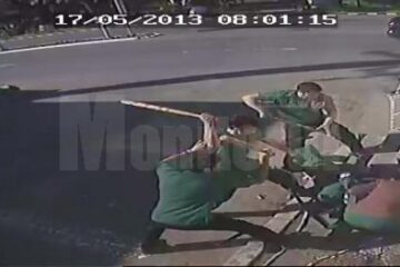 Bărbatul este trântit la pământ, iar agresorii îl lovesc peste corp cu bâtele