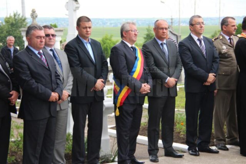 Ziua Eroilor Neamului, marcată la monumentul de la Cimitirul Pacea