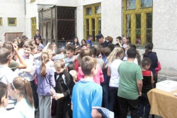 Lecțile de protejare a vieții au fost susținute ieri de reprezentanții E.ON România, ISU Suceava și SMURD