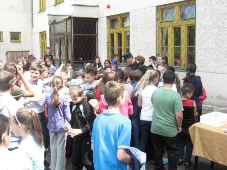 Lecțile de protejare a vieții au fost susținute ieri de reprezentanții E.ON România, ISU Suceava și SMURD Lecțile de protejare a vieții au fost susținute ieri de reprezentanții E.ON România, ISU Suceava și SMURD