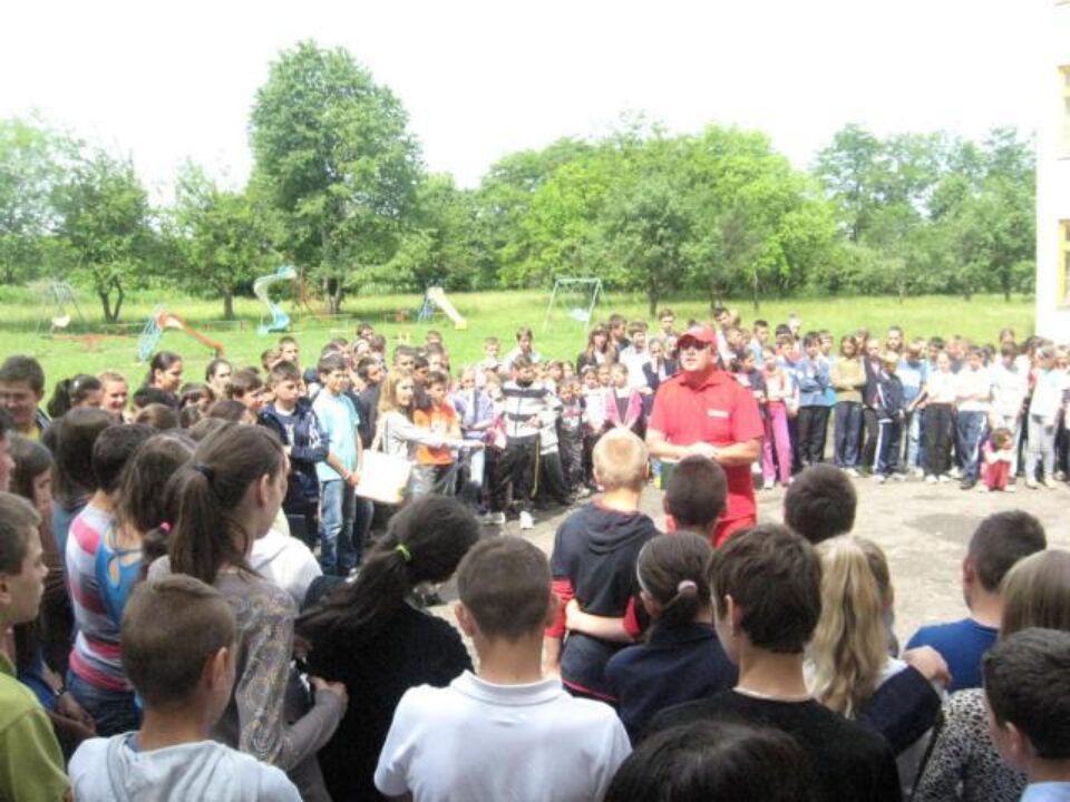 Lecțile de protejare a vieții au fost susținute ieri de reprezentanții E.ON România, ISU Suceava și SMURD