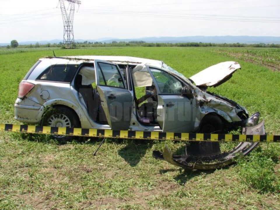 Cei patru pasageri din mașină au scăpat ușor de pe urma impactului destul de violent