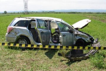 Cei patru pasageri din mașină au scăpat ușor de pe urma impactului destul de violent