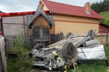 Autoturismul s-a răsturnat în curtea unei case din Ciocănești. Foto: Vasile Ciocan