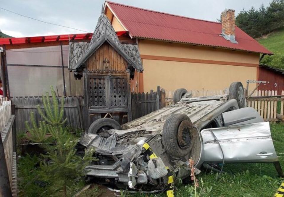 Autoturismul s-a răsturnat în curtea unei case din Ciocănești. Foto: Vasile Ciocan