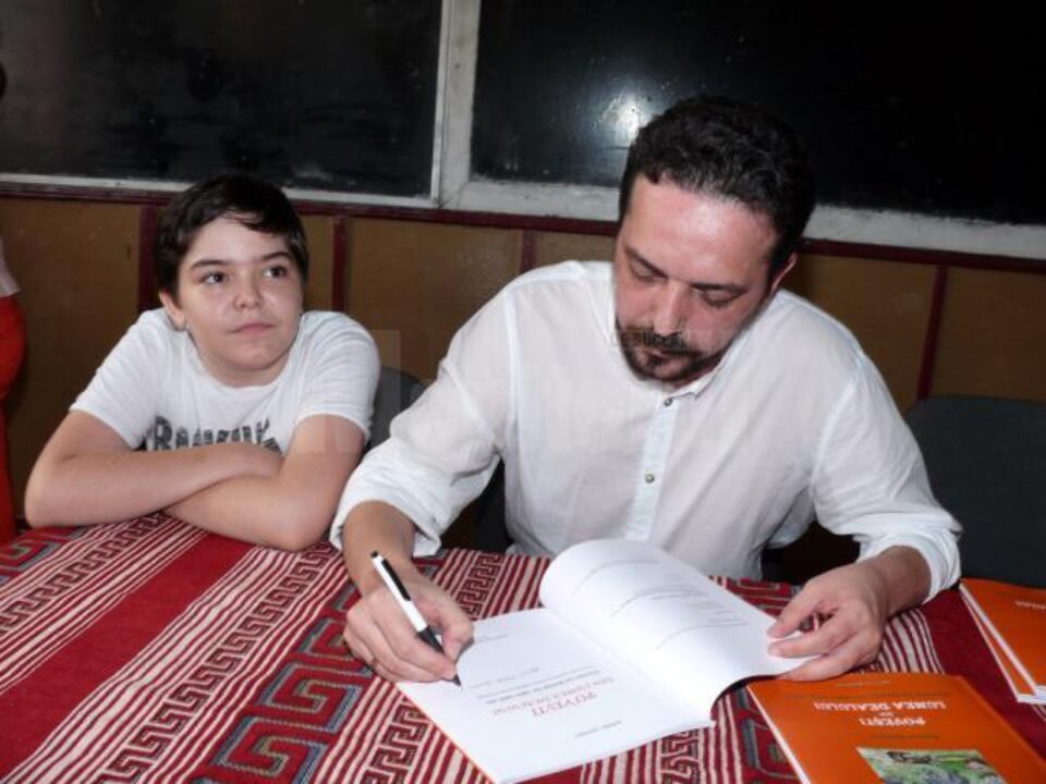 Daniel Șandru dă autografe la lansarea de la Rădășeni