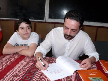 Daniel Șandru dă autografe la lansarea de la Rădășeni