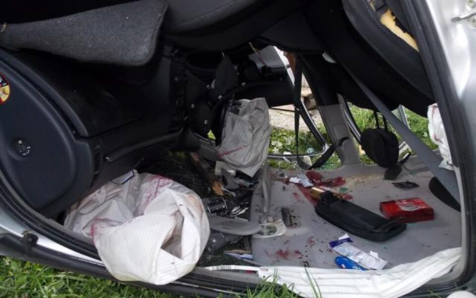 Autoturismul s-a răsturnat în curtea unei case din Ciocănești. Foto: Vasile Ciocan