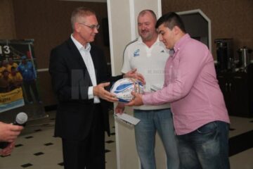 Rugbiștii humoreni i-au făcut cadou o minge cu semnăturile lor fostului președinte al FRR George Straton