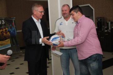 Rugbiștii humoreni i-au făcut cadou o minge cu semnăturile lor fostului președinte al FRR George Straton
