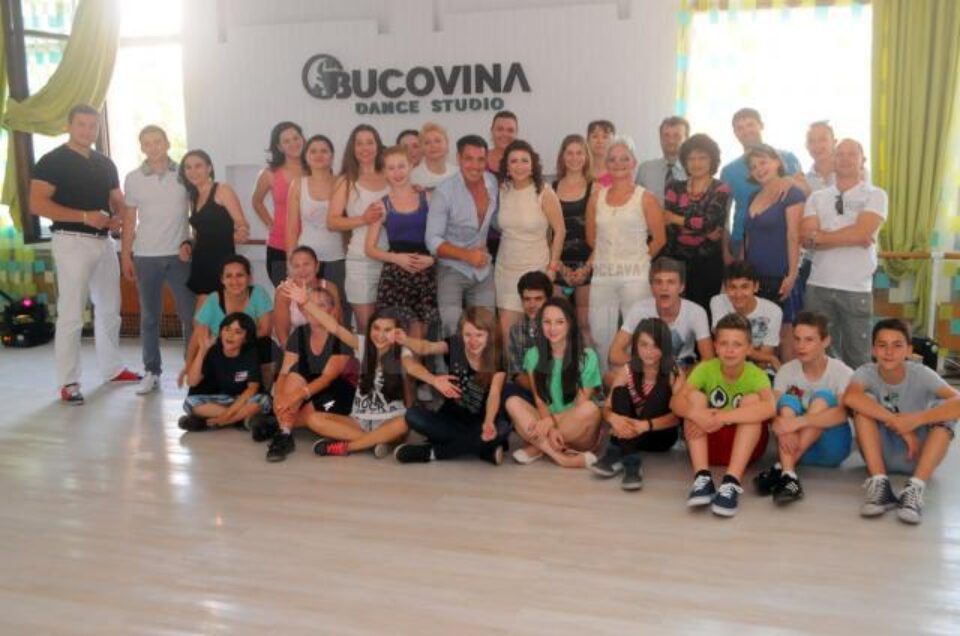 Participanții la deschiderea oficială a sălii de dans Bucovina Dance Studio