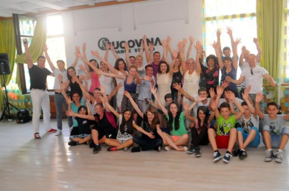 Participanții la deschiderea oficială a sălii de dans Bucovina Dance Studio