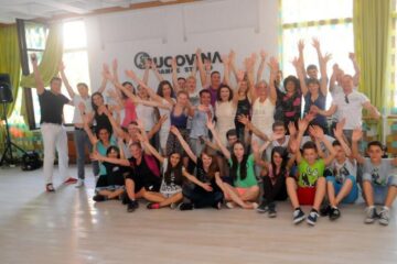 Participanții la deschiderea oficială a sălii de dans Bucovina Dance Studio