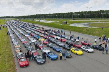 Mazda MX-5 a stabilit un record în Guinness Book