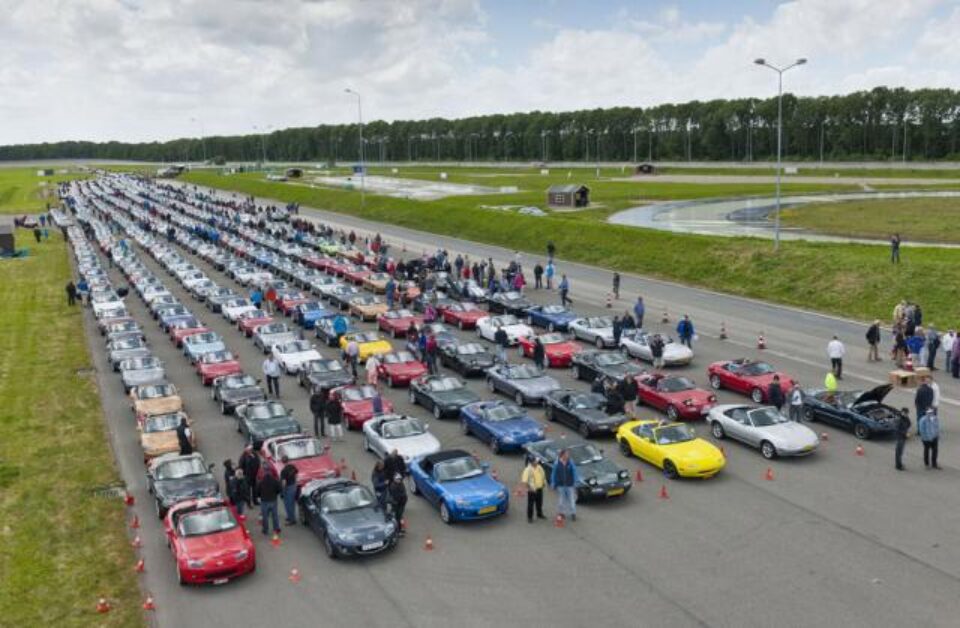 Mazda MX-5 a stabilit un record în Guinness Book
