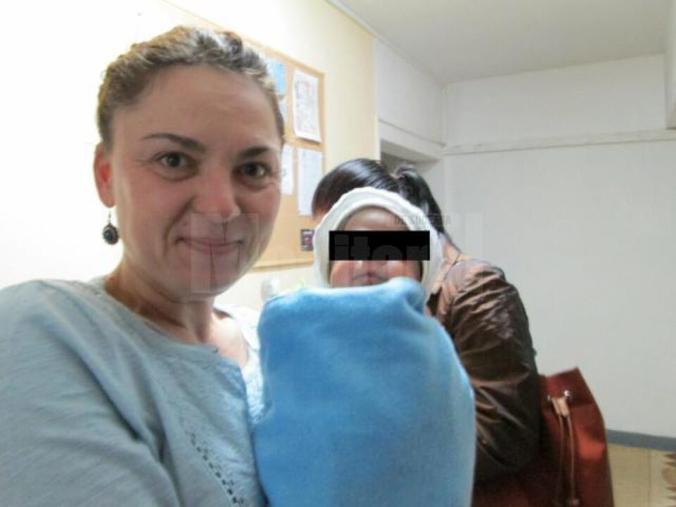Luminița Axinte, managerul de caz din cadrul Serviciului de Asistență Maternală, cu bebelușul ajuns în grija statului Luminița Axinte, managerul de caz din cadrul Serviciului de Asistență Maternală, cu bebelușul ajuns în grija statului