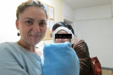 Luminița Axinte, managerul de caz din cadrul Serviciului de Asistență Maternală, cu bebelușul ajuns în grija statului