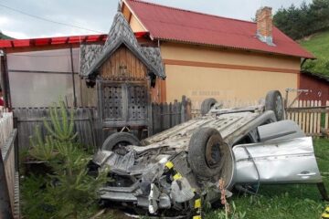 Șoferul circula pe drumul distrus de gropi cu o viteză foarte mare