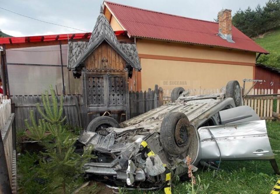 Șoferul circula pe drumul distrus de gropi cu o viteză foarte mare