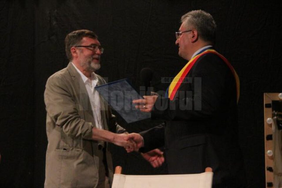 Distincția i-a fost înmânată de primarul Sucevei, Ion Lungu, într-un cadru festiv