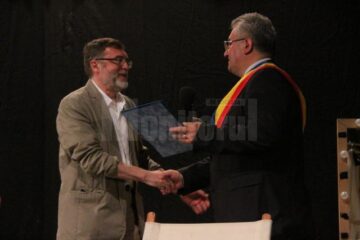 Distincția i-a fost înmânată de primarul Sucevei, Ion Lungu, într-un cadru festiv
