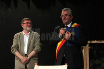 Distincția i-a fost înmânată de primarul Sucevei, Ion Lungu, într-un cadru festiv