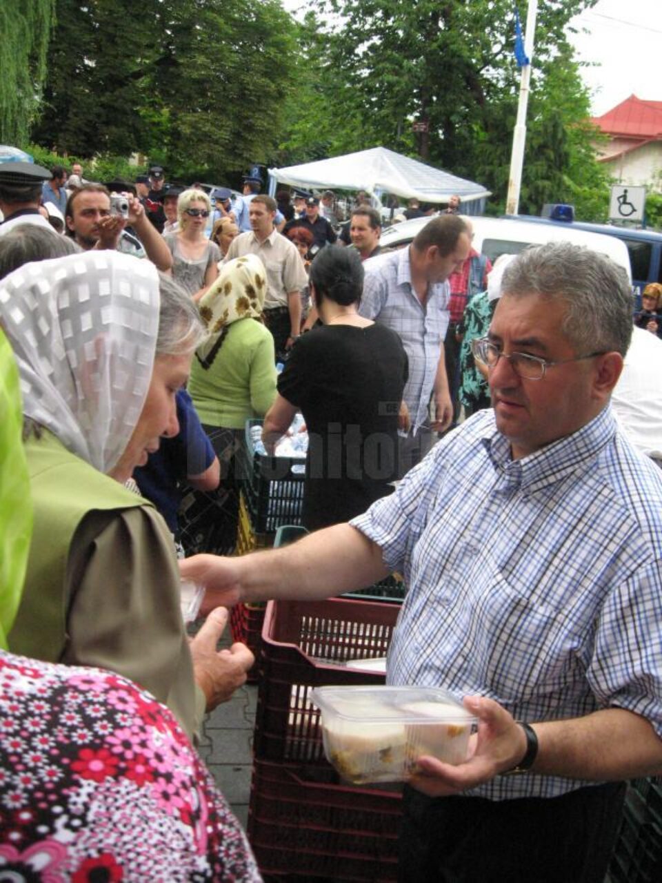 Ion Lungu oferind sarmale