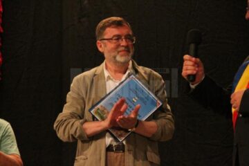 Distincția i-a fost înmânată de primarul Sucevei, Ion Lungu, într-un cadru festiv