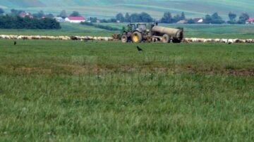 Reporterii Monitorul de Suceava au fotografiat și înregistrat video un tractor în timp ce descărca deșeurile