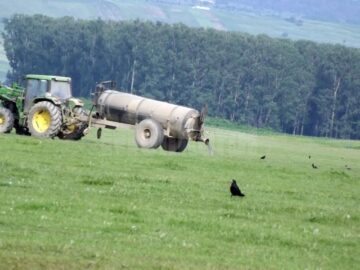 Reporterii Monitorul de Suceava au fotografiat și înregistrat video un tractor în timp ce descărca deșeurile