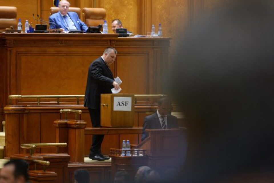 Senatul și Camera Deputaților au respins, ieri, cu 191 voturi "pentru", 123 de voturi "împotrivă" și 69 de abțineri. Foto: MediaFax Senatul și Camera Deputaților au respins, ieri, cu 191 voturi "pentru", 123 de voturi "împotrivă" și 69 de abțineri. Foto: MediaFax