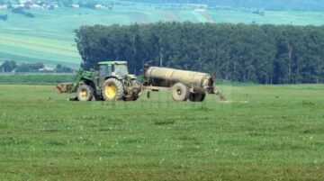 Reporterii Monitorul de Suceava au fotografiat și înregistrat video un tractor în timp ce descărca deșeurile