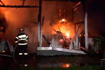 Un trăsnet a provocat un incendiu într-o gospodărie de pe strada Mitocului