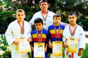 Profesorul Mihai Pascal, alături de cei patru medaliați de la CSȘ Gura Humorului