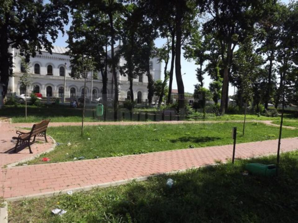 Mizerie și distrugeri, într-un parc recent modernizat